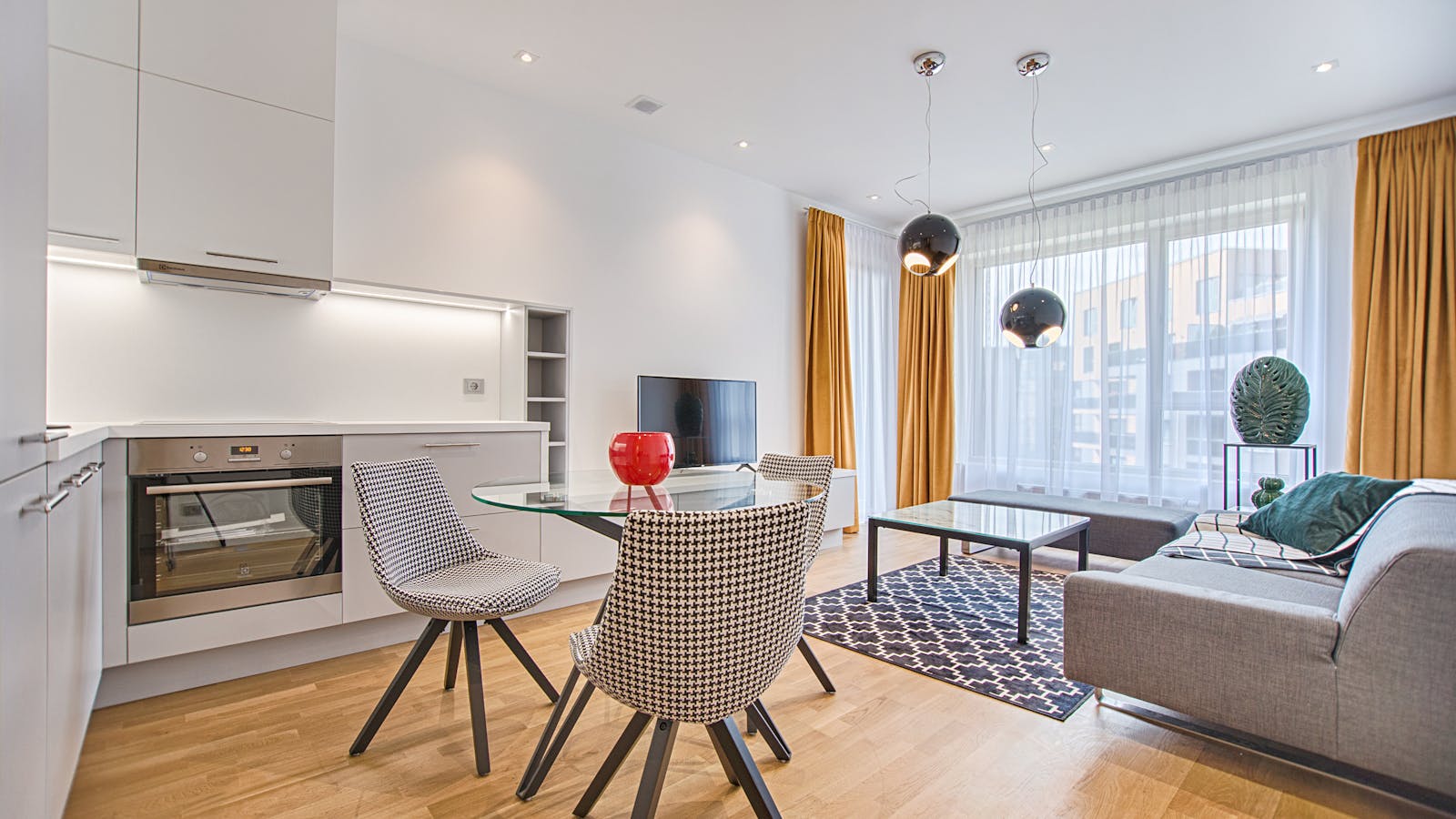 Intérieur moderne lumineux avec murs peints en finitions élégantes