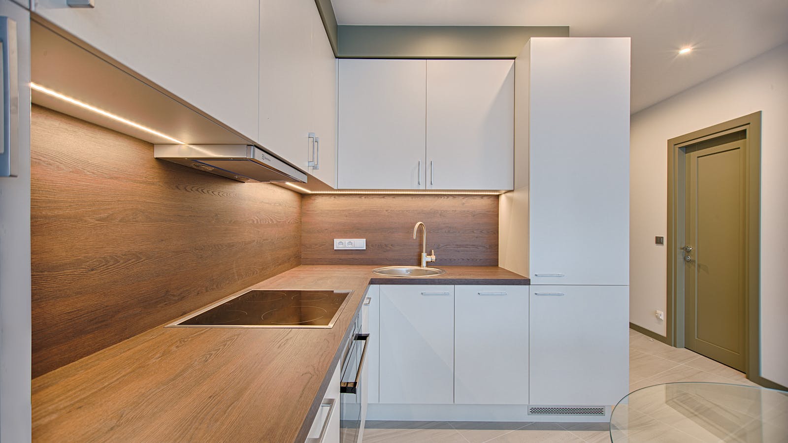 Intérieur d'un appartement T3 moderne avec salon ouvert sur cuisine