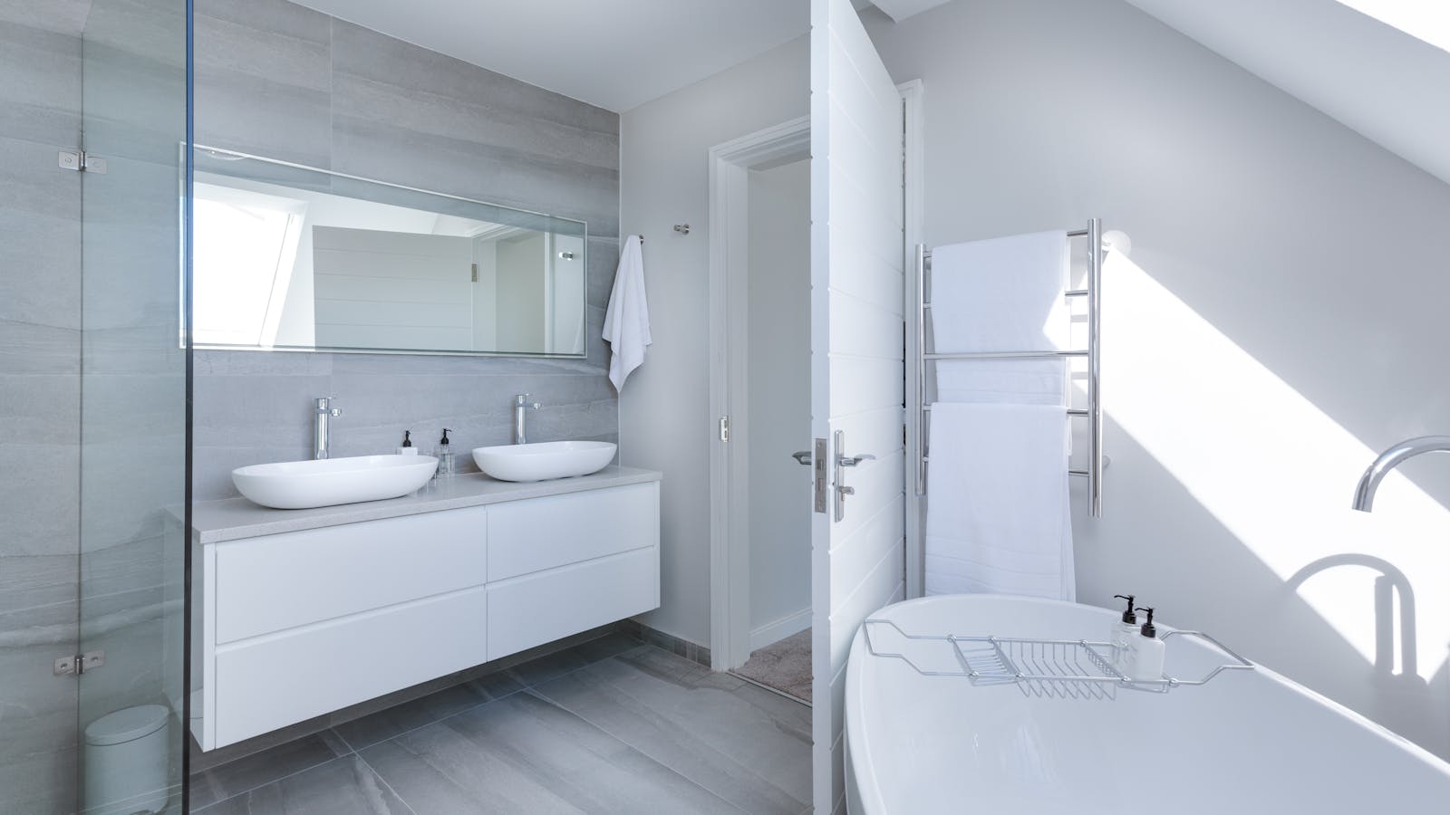 Salle de bain moderne propre avec carrelage clair et peinture adaptée à l'humidité