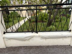 Garde-corps de balcon en fer noir, motif losanges, peinture neuve - Yvelines