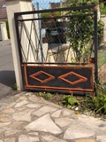 Portail fer forgé noir et orange à motif losanges, peinture neuve - Yvelines