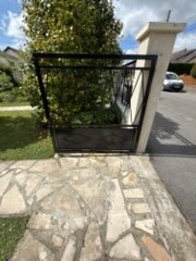 Grand portail noir devant pavillon Yvelines, peinture mate