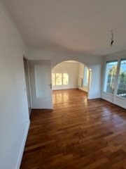 Salon avec arche cintrée fraîchement peinte, parquet bois - Yvelines