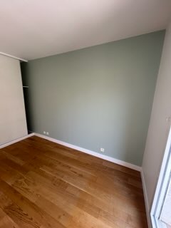 Pièce avec mur d'accent vert sauge, parquet bois - Yvelines