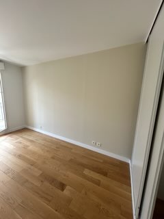 Pièce vide après peinture, murs beige clair, parquet bois clair - Yvelines