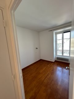 Petite pièce repeinte en blanc, fenêtre et radiateur - Yvelines