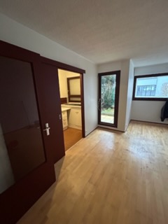 Entrée avec porte rouge ouvrant sur cuisine rénovée - Yvelines