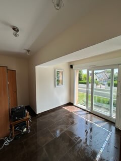 Salon avec baie vitrée et carrelage gris foncé - Yvelines