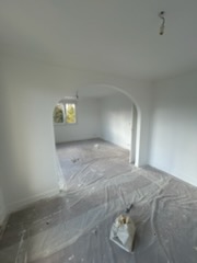 Arche cintrée en cours de peinture, sol bâché - chantier Yvelines