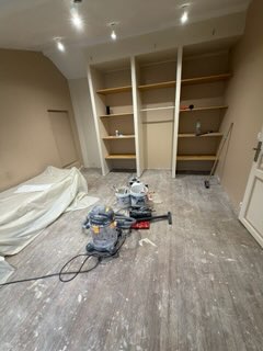 Ponceuses au sol et étagères en cours d'intégration - chantier Yvelines