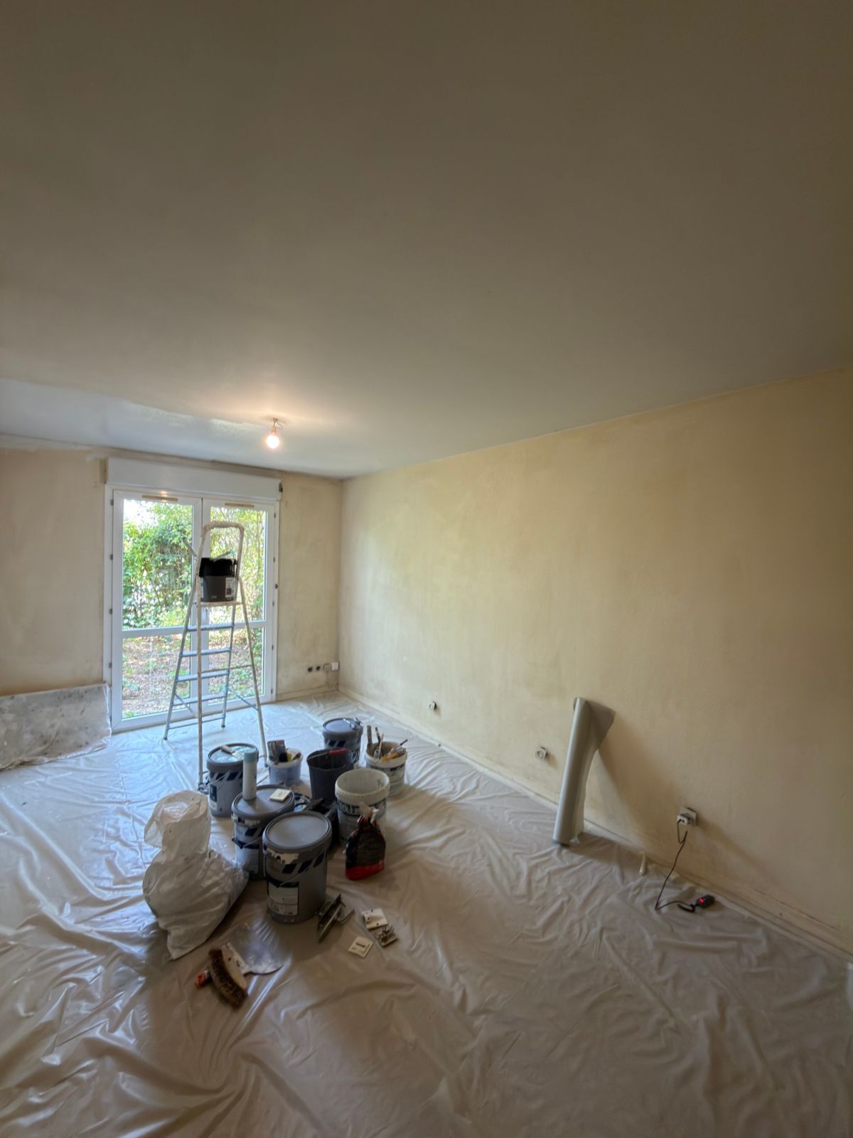 Studio en cours de préparation, sol entièrement bâché et escabeau - chantier Yvelines