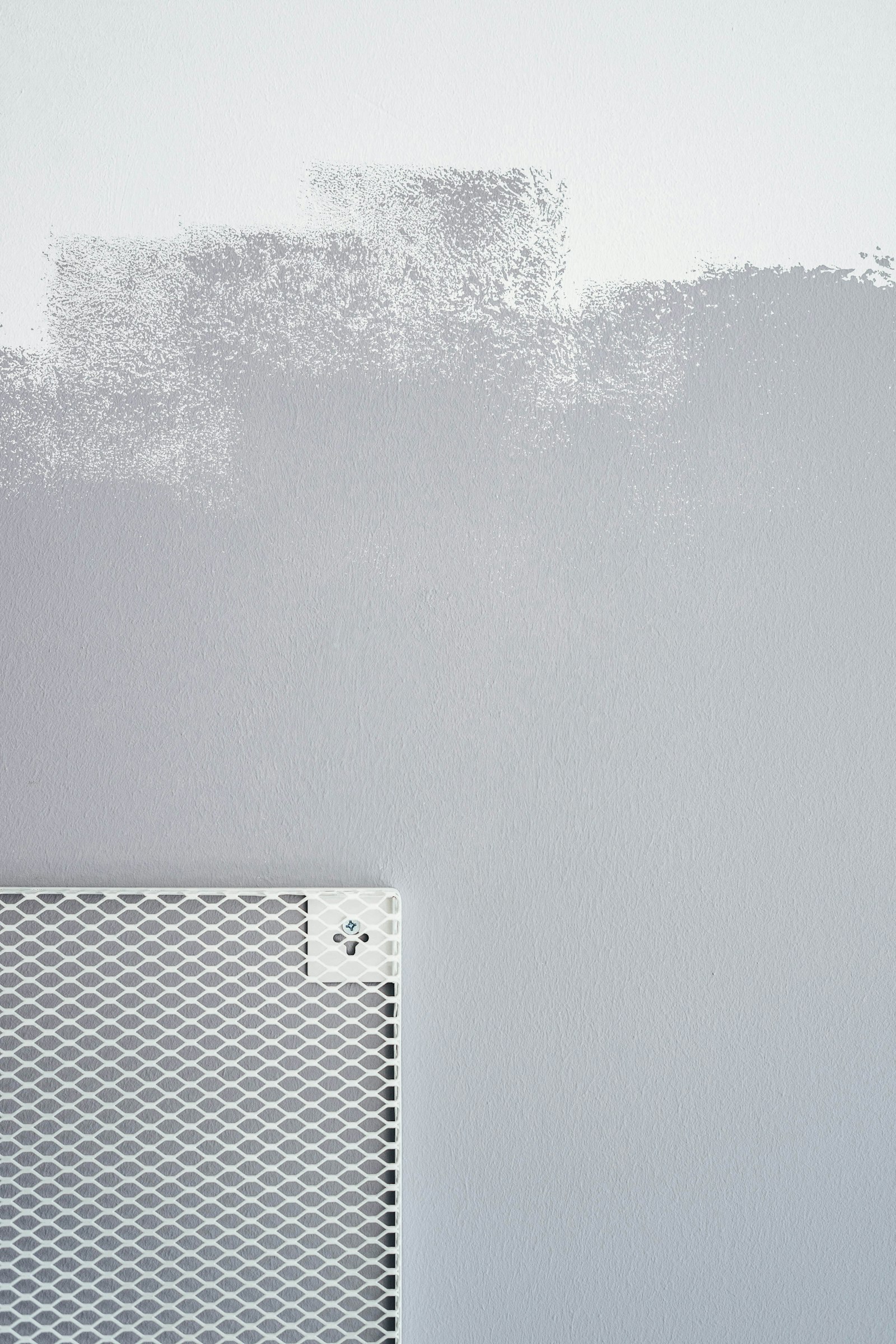 Détail : test de nuance grise sur mur, mise en peinture en cours